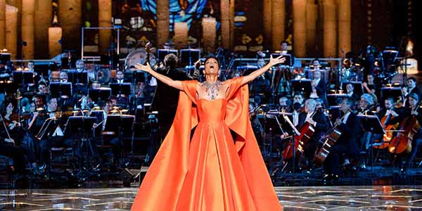 photo d'une cantatrice en plein récital lors d'un événement culturel musical à Marseille