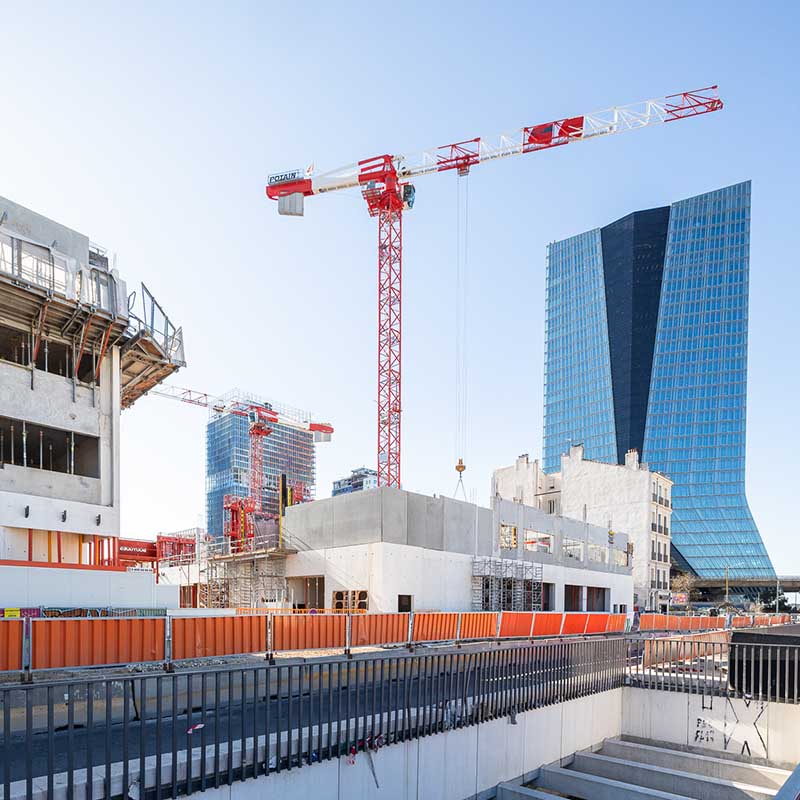 Photographe Marseille : chantier Euroméditerranée avec grues, immeubles en construction et tours La Marseillaise CMA CGM.
