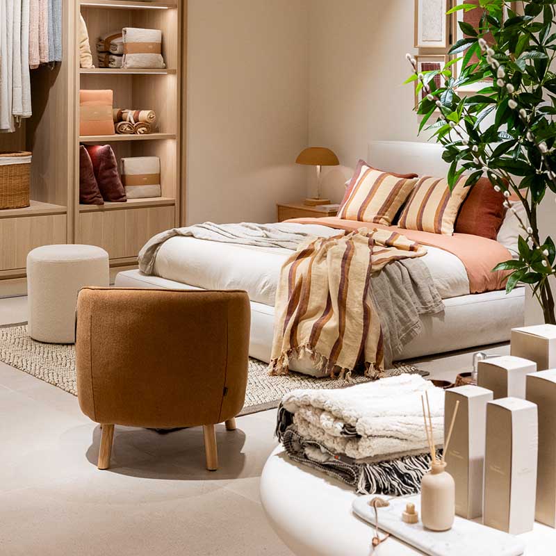 Photographe magasin Marseille : mise en scène d'une chambre avec lit, fauteuil et étagères de décoration design.