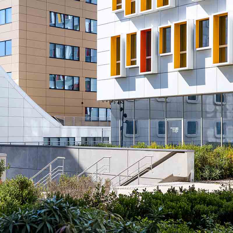 Bâtiment moderne à Marseille, fenêtres colorées jaunes et oranges, photographie d'urbanisme pro par un expert en PACA.