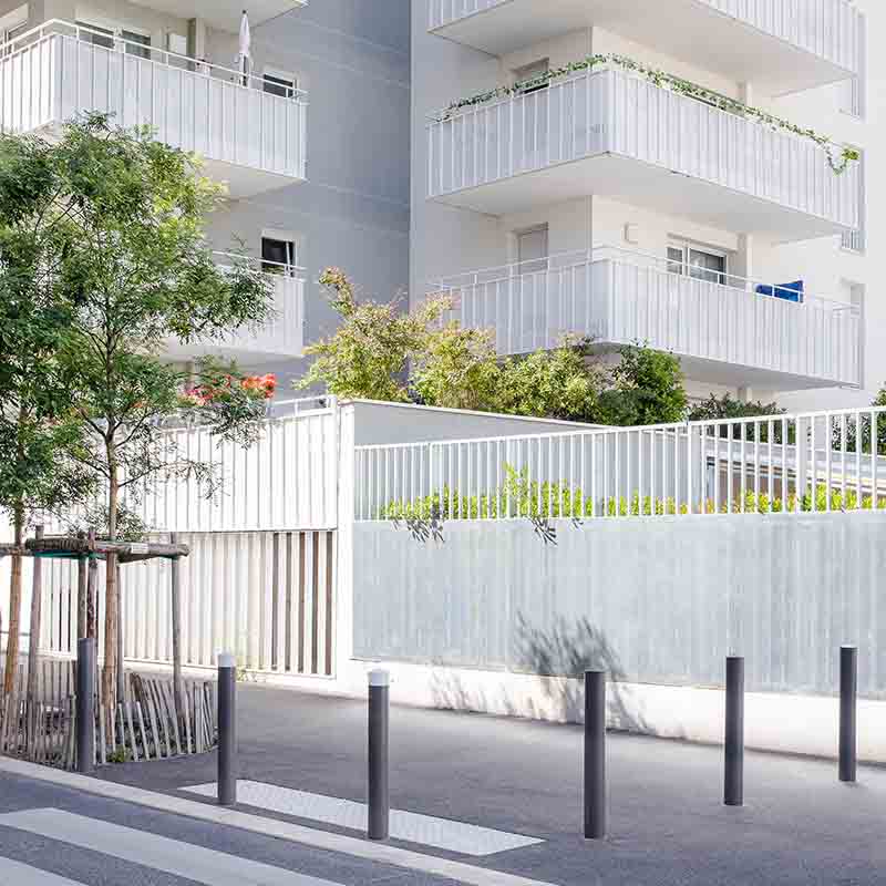 Éco-quartier moderne à Marseille, immeuble blanc et végétation urbaine, photographie d'urbanisme par un expert en PACA.