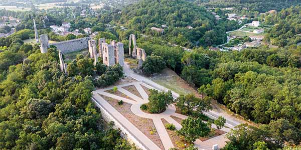 photographie aérienne du parc d'un château prise en drone à Marseille