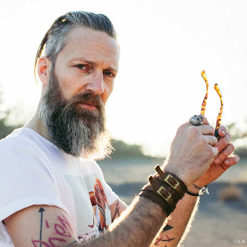 Photographe portrait Marseille : portrait d'un homme au style hipster en extérieur sous le soleil.