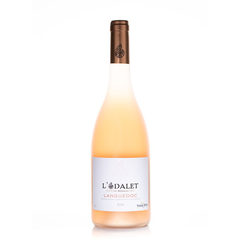 Voici les éléments textuels optimisés pour votre photographie de produit (packshot bouteille de vin) à Marseille : Balise Alt (122 caractères) Photographie packshot d'une bouteille de vin rosé L'Odalet Languedoc sur fond blanc avec éclairage studio professionnel.