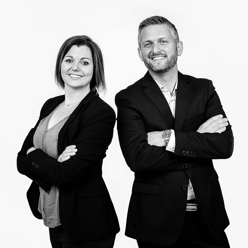 Portrait corporate de groupe en noir et blanc de deux collaborateurs souriants pour une entreprise à Marseille.
