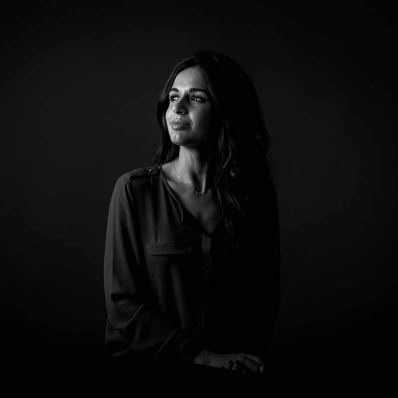 Photographe portrait Marseille : portrait artistique d'une femme brune en noir et blanc réalisé en studio.