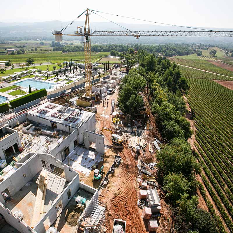 Photographie aérienne par drone d'un suivi de chantier à proximité de Marseille montrant le gros œuvre et une grue de levage.