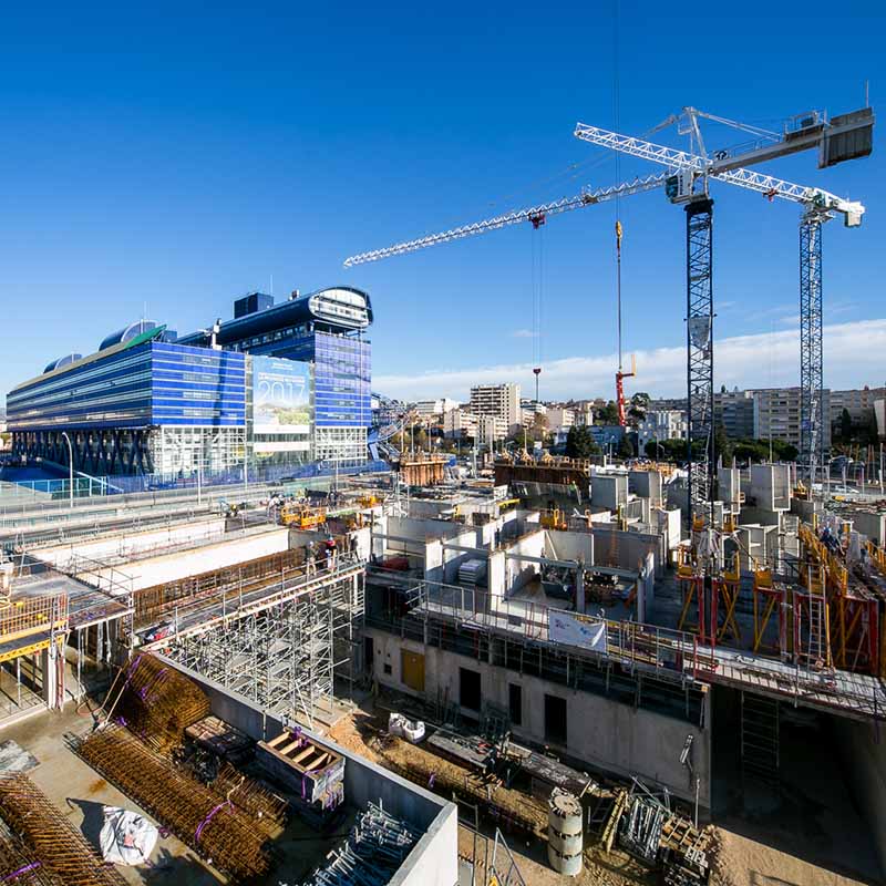 Installation d'un boîtier timelapse pour le suivi de chantier Les Nouvelles Calanques à Marseille.